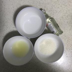 12.蛋糕烤制的过程中制作糖浆，先准备材料