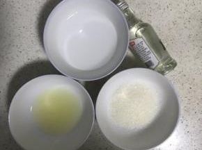 12.蛋糕烤制的过程中制作糖浆，先准备材料
