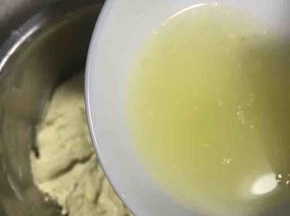 9.加入40克柠檬汁并搅拌均匀