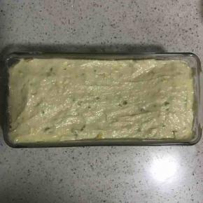 10.将面糊倒入法焙克蛋糕模具中，并用刮刀抹成中间低两端略高的状态，有助于自然开裂！