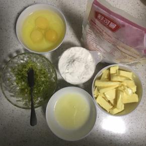 2. 黄油切块室温软化，准备其它所需材料，并清洗法焙克模具。