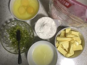 2. 黄油切块室温软化，准备其它所需材料，并清洗法焙克模具。