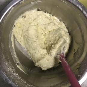 8.将面粉及黄油切拌均匀