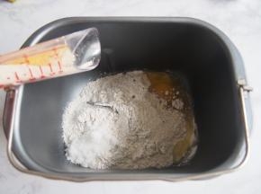 加入鸡蛋、白糖，在另一个角落加入酵母。