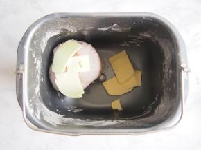 加入软化的黄油，继续揉至出膜。