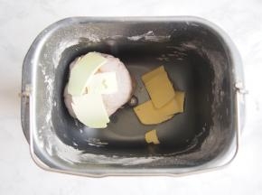 加入软化的黄油，继续揉至出膜。