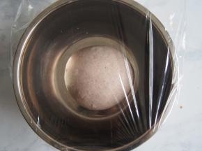 面团放入盆中，盖上保鲜膜发酵至2倍大。