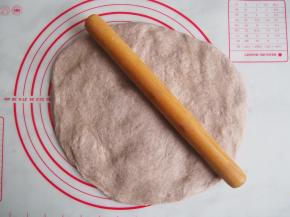 发酵好的面团进行排气。