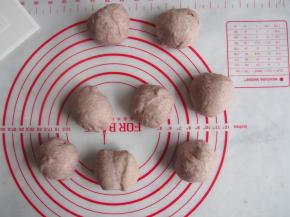 分成8份，分别揉圆，醒发10分钟左右。