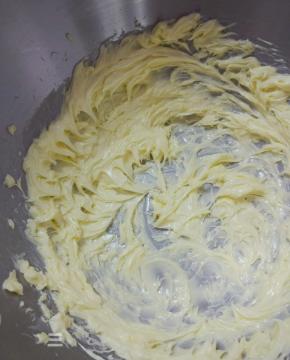 软化的黄油稍微打顺滑