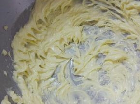 软化的黄油稍微打顺滑
