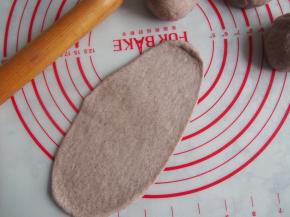 醒发好的面团擀成长舌状。