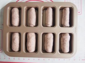 将收口朝下放入烤盘中，放到温暖的地方发酵至1.5倍大。