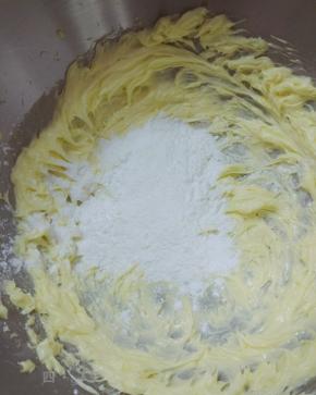 分两次加入糖粉，每次加入糖粉先用刮刀拌匀，再用打蛋器打到黄油变白，蓬松。