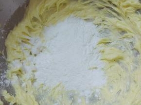 分两次加入糖粉，每次加入糖粉先用刮刀拌匀，再用打蛋器打到黄油变白，蓬松。