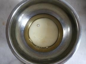 纯牛奶和玉米油混合。