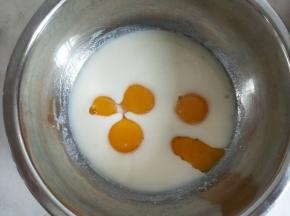 加入蛋黄，搅拌均匀。