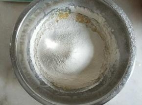 加入过筛的低筋面粉。