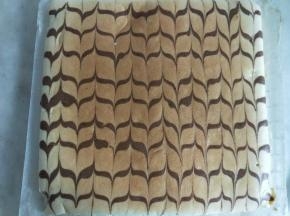 预热烤箱170度烤20分钟。出炉后散热十分钟，表面再盖油纸，防止水份流失。