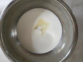 淡奶油加糖打发。