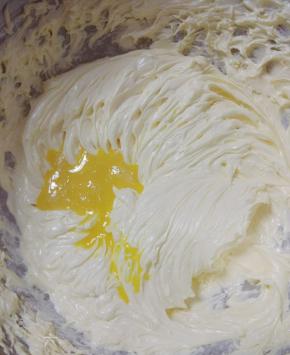 往打发好的黄油分次加入鸡蛋液，分三四五六次都可以，不要少于三次 ，每次加入蛋液，都用高速打2~3分钟，直到蛋液全部被吸收再加入蛋液。