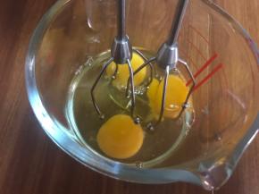 三个鸡蛋，用电动打蛋器尽可能的打散，中速约30秒