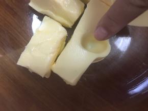 软化黄油，直至不费力按下一个坑