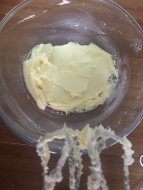 筛入糖粉和盐，打至顺滑，不要打太久，打两下即可