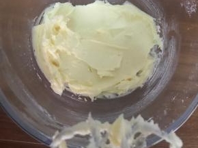 筛入糖粉和盐，打至顺滑，不要打太久，打两下即可