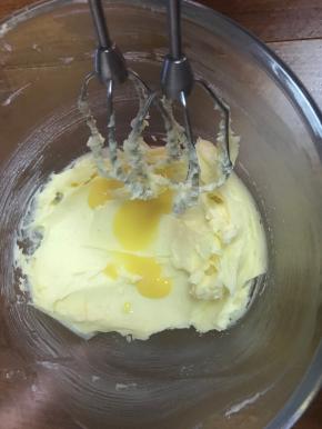 分多次加入蛋液，一定要完全打均匀了再加下一次