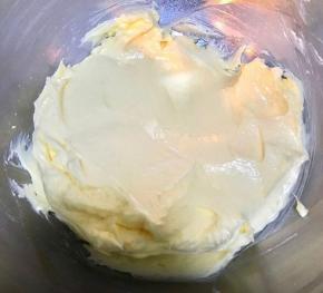 如果加的次数少，或者没打匀就加下一次，容易造成油水分离的场景，不是细腻的