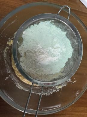 筛入低筋面粉和泡打粉，翻拌均匀