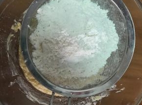 筛入低筋面粉和泡打粉，翻拌均匀
