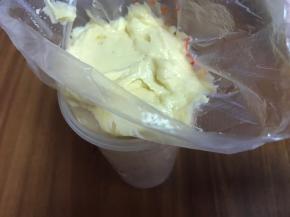 烤盘放纸杯子，杯子套裱花袋，装面糊