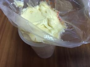 烤盘放纸杯子，杯子套裱花袋，装面糊