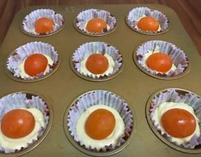 放入蛋黄，这里说下，品质好的蛋黄啊需要喷酒或者提前烤，直接用即可。