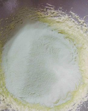 蛋液全部加入打匀后，筛入面粉，用翻拌的方法拌到无干粉、顺滑的状态。