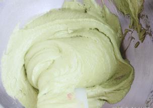 将面糊拌至有光泽就可以了。