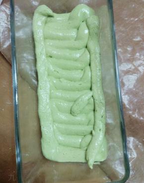 用裱花袋装好面糊，均匀的挤到法焙客磅蛋糕烤盘上，中间可以发点杏仁片，再挤上剩下的蛋糕糊。