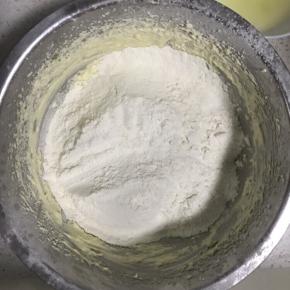 7.筛入低筋面粉