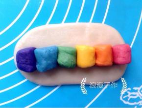 油皮擀成长方形，不用太大，正好包住六个油酥即可。油酥安装喜欢的颜色顺序摆放。