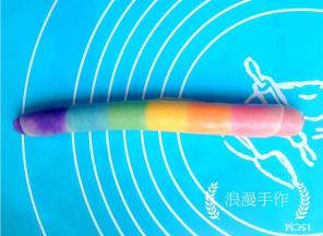 从上至下卷好，收口朝下。我这张照片照反了