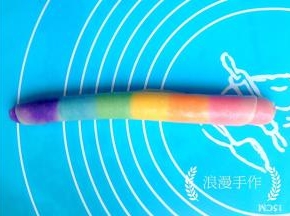 从上至下卷好，收口朝下。我这张照片照反了