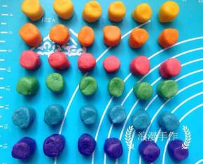 每种颜色再分成6个。盖保鲜膜备用。