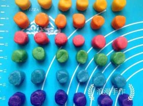每种颜色再分成6个。盖保鲜膜备用。