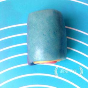 你想那个颜色是蛋黄酥的中心就从哪个颜色开始卷起。