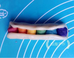 包紧油酥，收口要收紧捏紧。