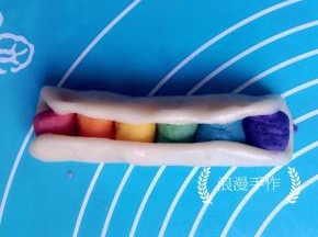包紧油酥，收口要收紧捏紧。