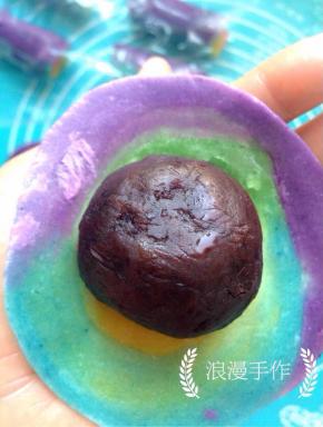 翻面上放人准备好的豆沙蛋黄团。