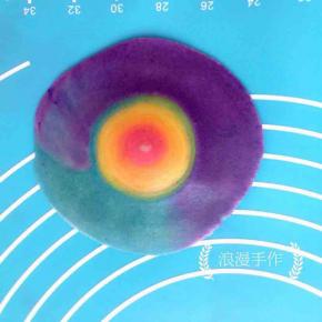 螺纹朝上压扁，用擀面杖把带油皮的外围稍微擀一下。